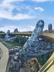 Ngày cuối của kì nghỉ lễ, du khách vẫn toát mồ hôi hột vì chen chúc check-in Cầu Vàng Đà Nẵng