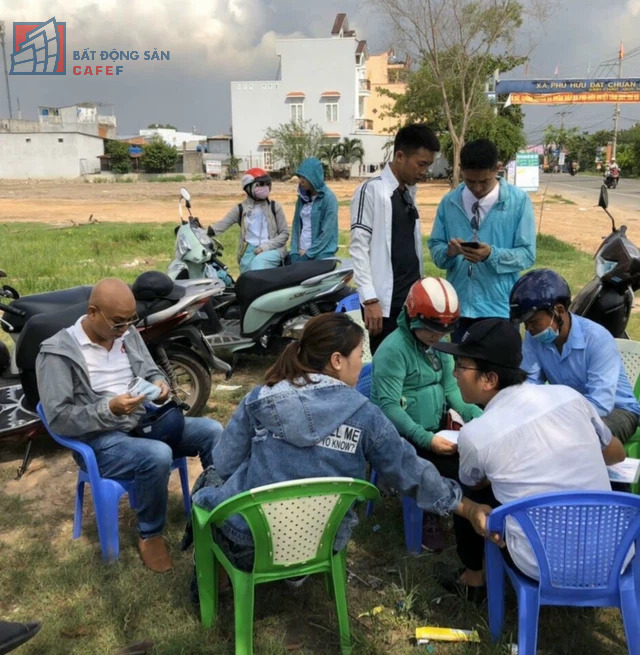 Giá tăng chóng mặt, phòng công chứng vẫn tấp nập người mua bán đất Nhơn Trạch - Ảnh 1. Giá tăng chóng mặt, phòng công chứng vẫn tấp nập người mua bán đất Nhơn Trạch - Ảnh 1.