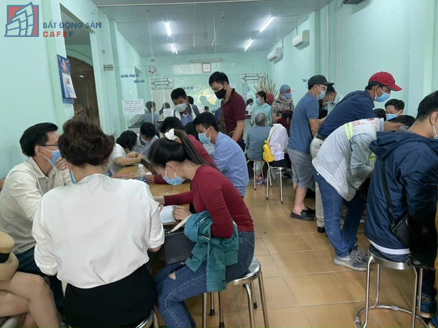 Giá tăng chóng mặt, phòng công chứng vẫn tấp nập người mua bán đất Nhơn Trạch - Ảnh 2. Giá tăng chóng mặt, phòng công chứng vẫn tấp nập người mua bán đất Nhơn Trạch - Ảnh 2.