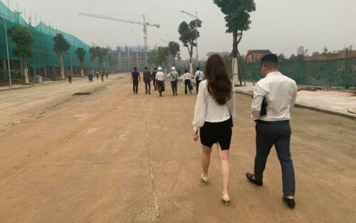 Tin lời môi giới bất động sản, nhà đầu tư thành “con nợ”