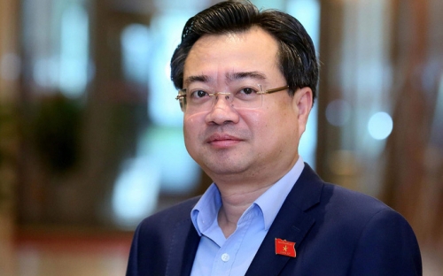 Trồng cây và tập golf ngay tại ban công giúp quên hết muộn phiền