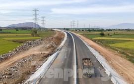 Cao tốc Vĩnh Hảo - Phan Thiết sắp xong vẫn 'mòn mỏi' chờ đất đắp nền 2 Cao tốc Vĩnh Hảo - Phan Thiết sắp xong vẫn 'mòn mỏi' chờ đất đắp nền