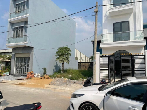 Nỗi khổ của chủ đất nền: “Tôi phải chờ cho người ta bán hết hàng rẻ đã, may ra mới bán được của mình” 3 Nỗi khổ của chủ đất nền: “Tôi phải chờ cho người ta bán hết hàng rẻ đã, may ra mới bán được của mình”