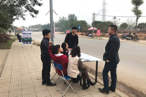 Hết thời chốt 10 thương vụ mỗi tháng, môi giới cay đắng chấp nhận biếu khách hoa hồng một nửa để có giao dịch 1 Hết thời chốt 10 thương vụ mỗi tháng, môi giới cay đắng chấp nhận biếu khách hoa hồng một nửa để có giao dịch