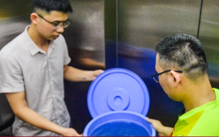 Chung cư ở Hà Nội mất nước, dân lỉnh kỉnh xô chậu đi mua nước trong đêm 2 Chung cư ở Hà Nội mất nước, dân lỉnh kỉnh xô chậu đi mua nước trong đêm