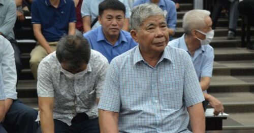 Hàng trăm người dân nườm nượp tới phiên xét xử đại gia Lê Thanh Thản đòi quyền lợi 1 Hàng trăm người dân nườm nượp tới phiên xét xử đại gia Lê Thanh Thản đòi quyền lợi