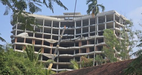 Bắt đầu tháo dỡ khách sạn 12 tầng xây trái phép ở Phú Quốc