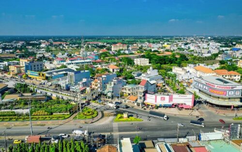 Khu vực cửa ngõ TP. HCM, nơi Vành đai 4 chạy qua, các “ông lớn” bất động sản Vinhomes, Ecopark, Bim Group… đua nhau về đầu tư dự án “khủng” nhưng giá đất nền vẫn còn “mềm”