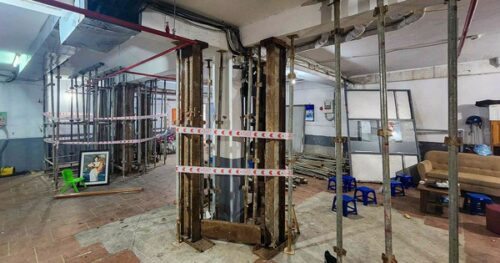 Cận cảnh hệ thống giàn giáo chống đỡ căn chung cư mini 8 tầng