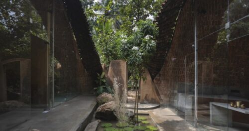 Ngôi nhà vòm đôi có hình dạng kì lạ để giữ nguyên toàn bộ vườn cây