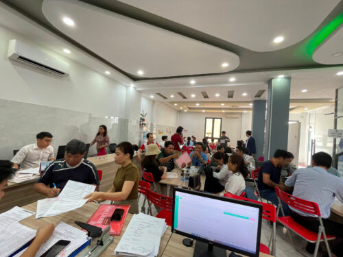 Phòng công chứng đất đai phía Nam bắt đầu tấp nập 9 Phòng công chứng đất đai phía Nam bắt đầu tấp nập