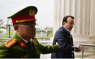 Dẫn giải Chủ tịch Tân Hoàng Minh Đỗ Anh Dũng cùng các bị cáo hầu tòa 7 Dẫn giải Chủ tịch Tân Hoàng Minh Đỗ Anh Dũng cùng các bị cáo hầu tòa