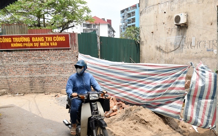 Dân khốn khổ vì nằm trong dự án treo hơn 20 năm ở quận Cầu Giấy 2 Dân khốn khổ vì nằm trong dự án treo hơn 20 năm ở quận Cầu Giấy