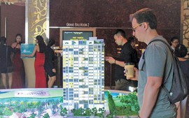 Cứ 10 người nước ngoài mua nhà tại Việt Nam thì đến 9 người mua chung cư, chủ yếu tại Hà Nội và TP.HCM để chờ tăng giá kiếm lời 10 Cứ 10 người nước ngoài mua nhà tại Việt Nam thì đến 9 người mua chung cư, chủ yếu tại Hà Nội và TP.HCM để chờ tăng giá kiếm lời