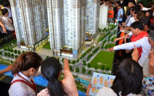 Môi giới BĐS đua nhau cắt 'hoa hồng' cho khách, chuyên gia cảnh báo mối nguy