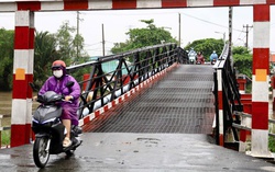 Ùn ứ trên 2 tuyến đường vừa dựng hàng rào cứng phân làn ô tô, xe máy tại Hà Nội