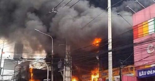 Cháy lớn tại siêu thị Điện máy xanh ở Đồng Nai lúc giữa trưa