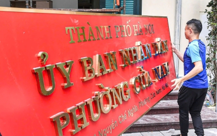 Hà Nội thay biển trụ sở phường mới, sẵn sàng vận hành chính quyền 2 cấp từ 1/7